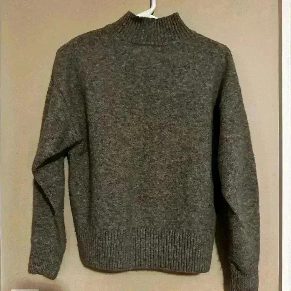 H  & M sweater
